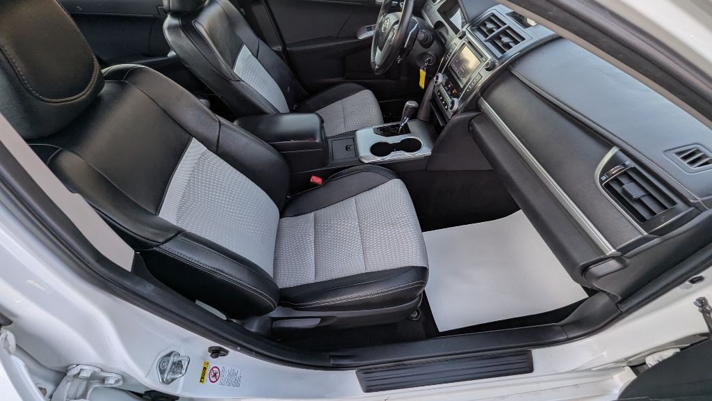 2012 Toyota Camry Image 17