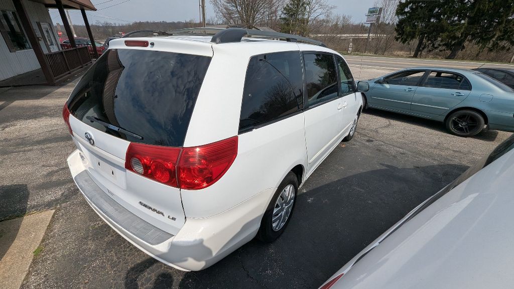 2007 Toyota Sienna Image 2