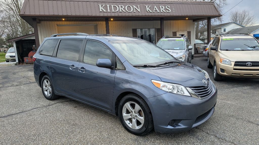 2015 Toyota Sienna Image 1