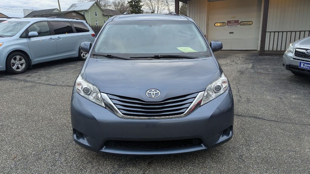 2015 Toyota Sienna Image 2