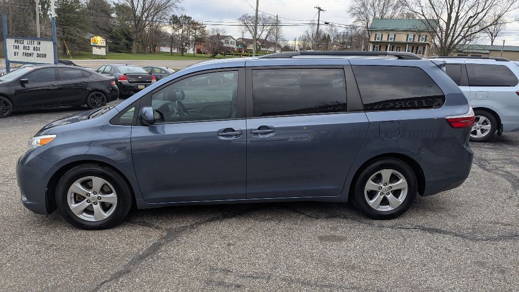 2015 Toyota Sienna Image 4