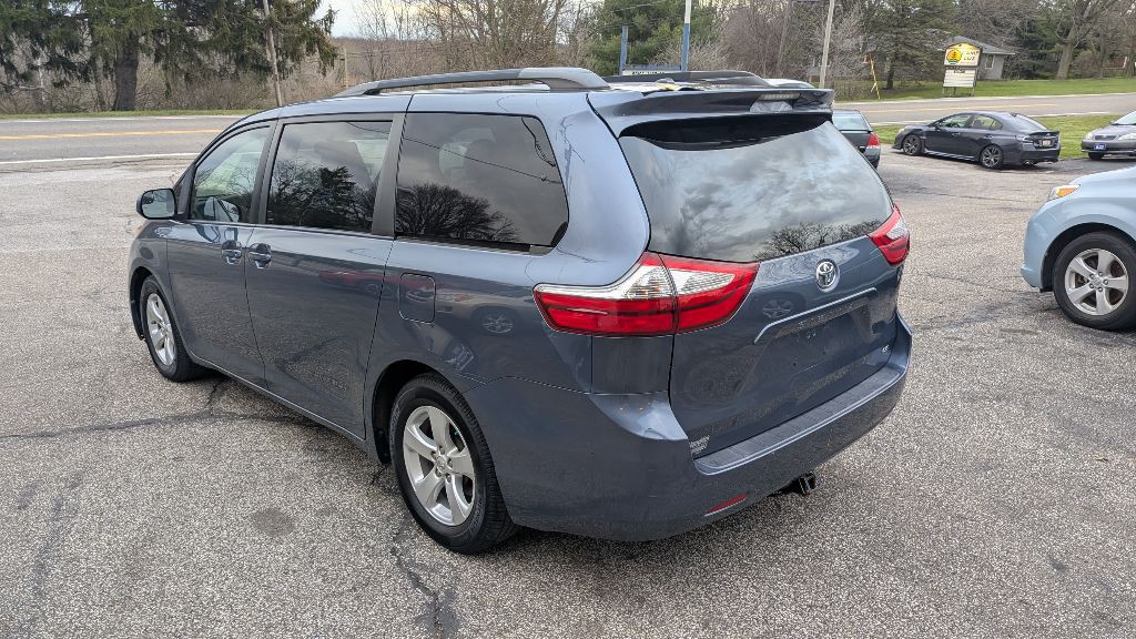 2015 Toyota Sienna Image 5