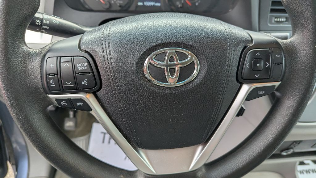 2015 Toyota Sienna Image 9