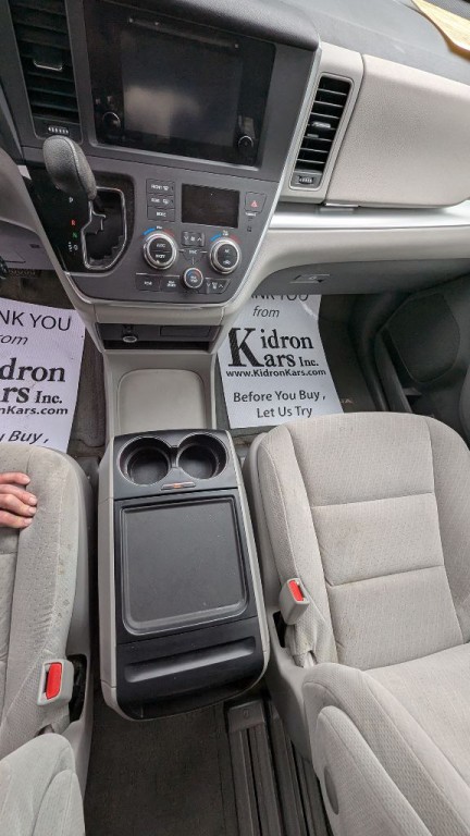 2015 Toyota Sienna Image 10