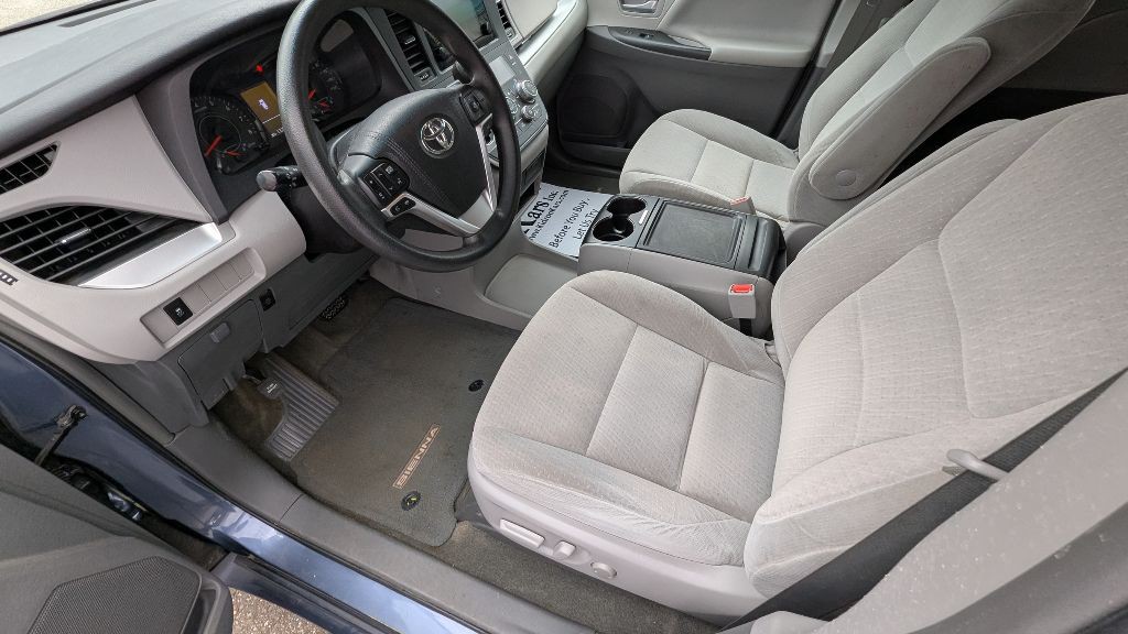 2015 Toyota Sienna Image 11
