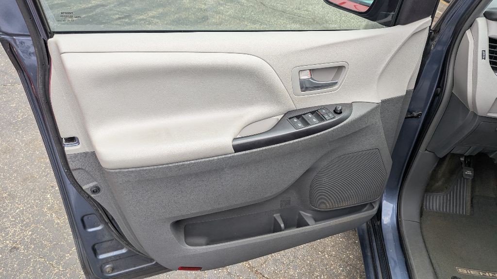 2015 Toyota Sienna Image 13