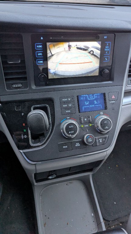 2015 Toyota Sienna Image 15