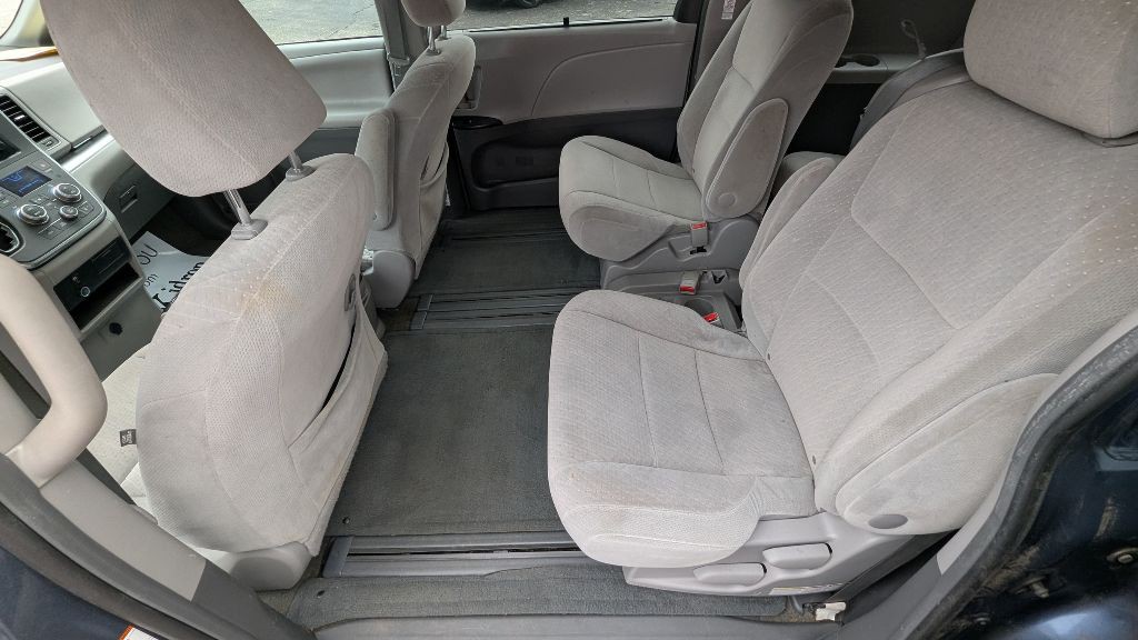 2015 Toyota Sienna Image 16