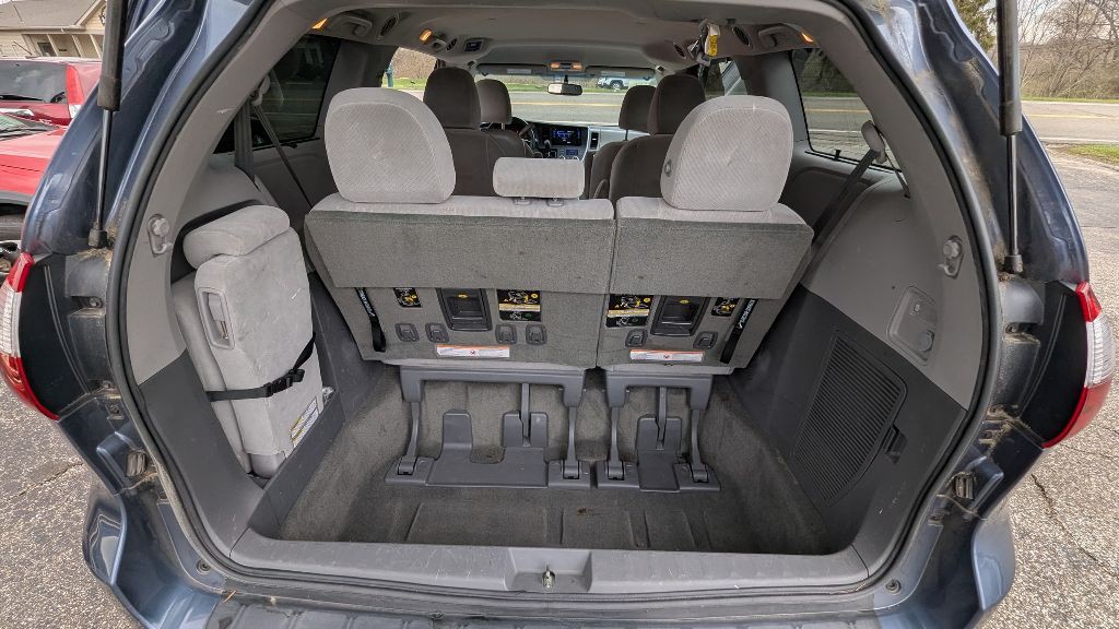 2015 Toyota Sienna Image 17