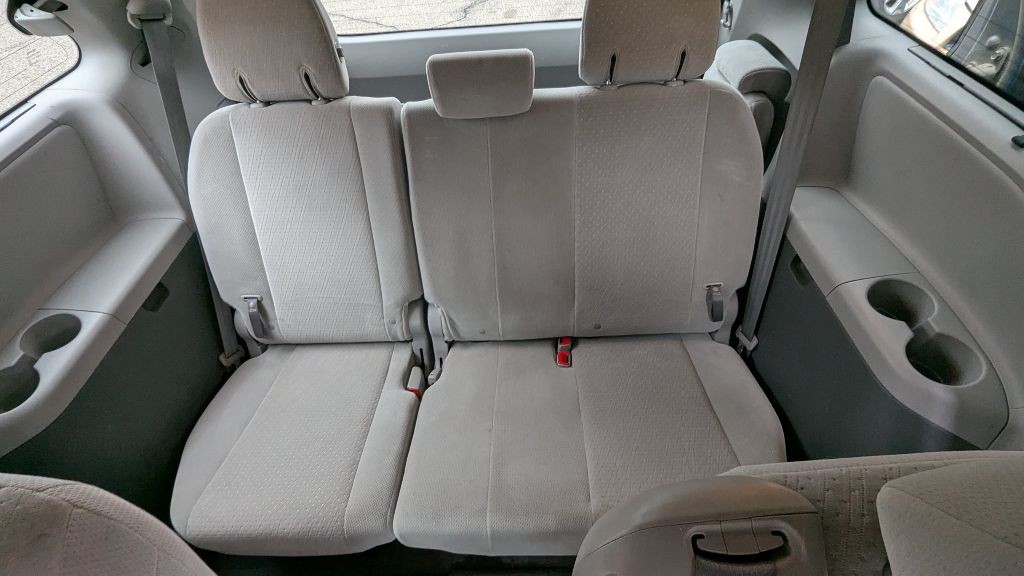 2015 Toyota Sienna Image 18