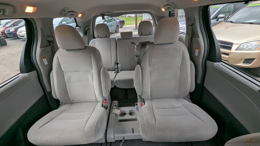 2015 Toyota Sienna Image 19