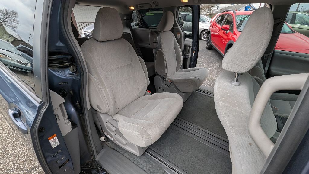 2015 Toyota Sienna Image 21
