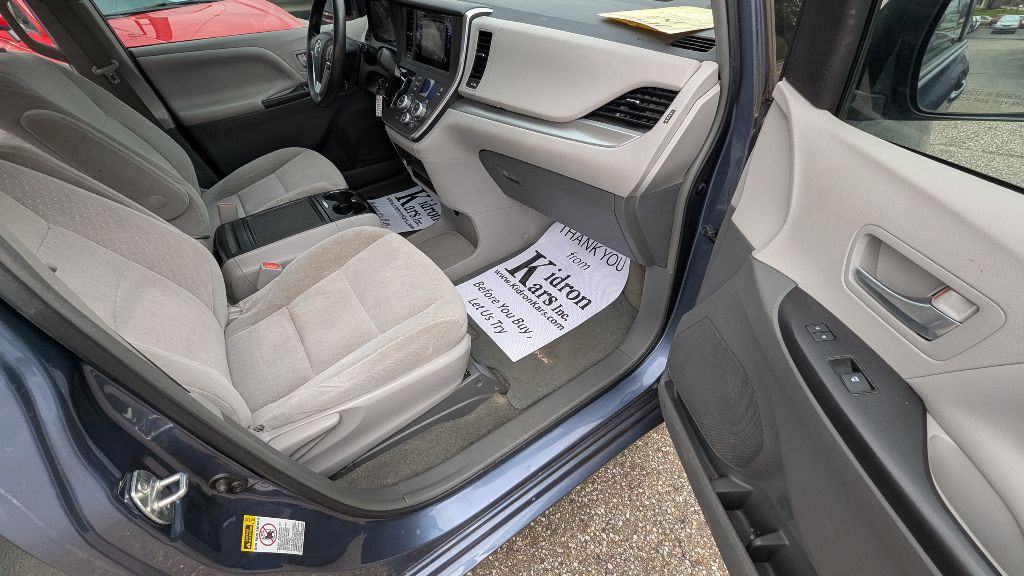 2015 Toyota Sienna Image 22