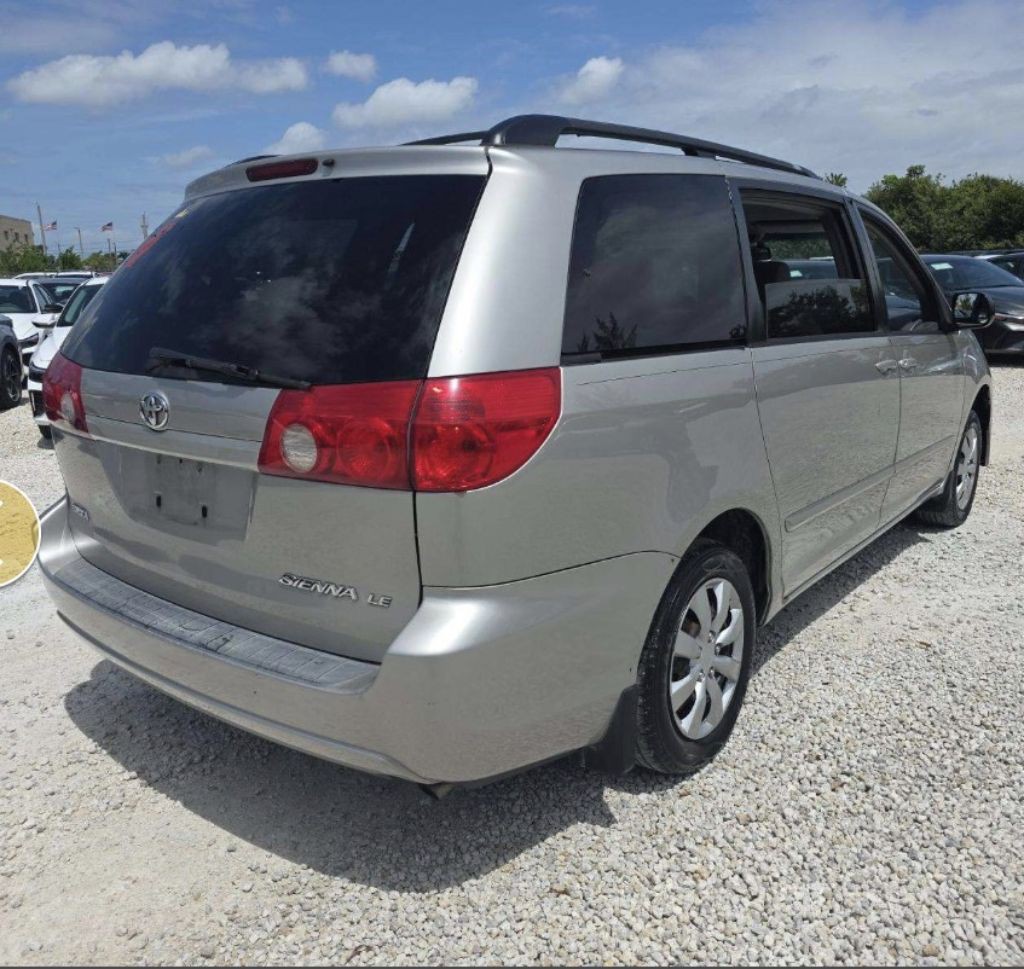 2008 Toyota Sienna Image 2