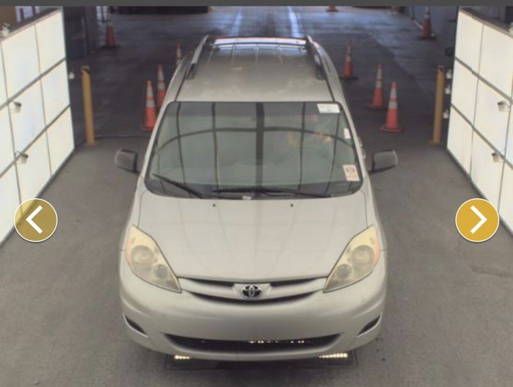 2008 Toyota Sienna Image 2