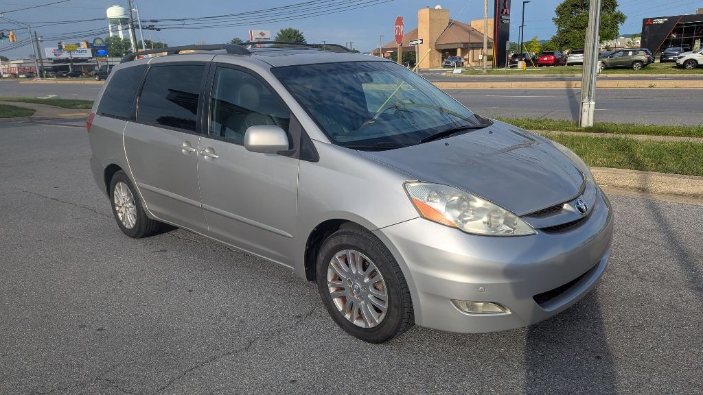 2010 Toyota Sienna Image 2