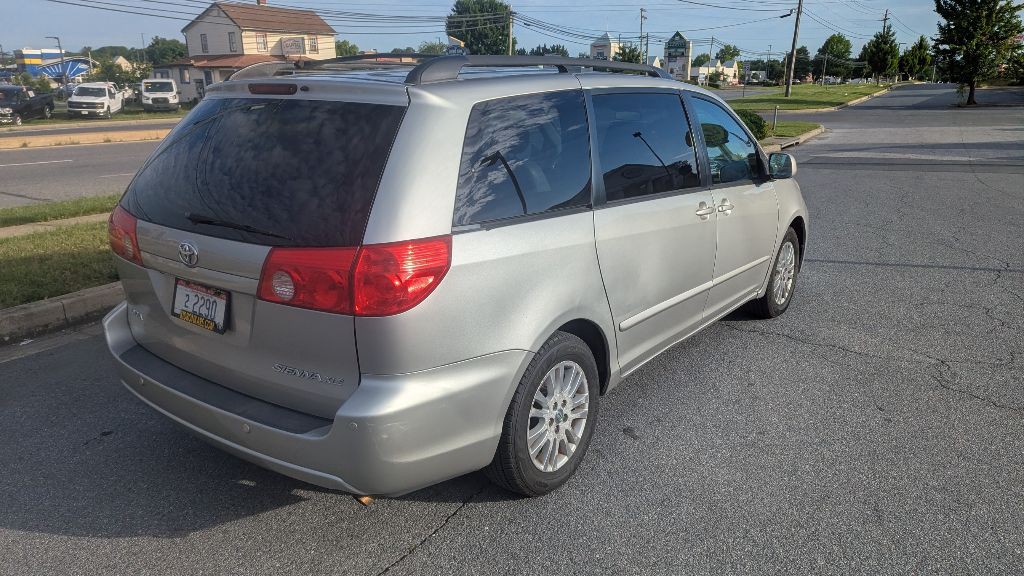 2010 Toyota Sienna Image 3