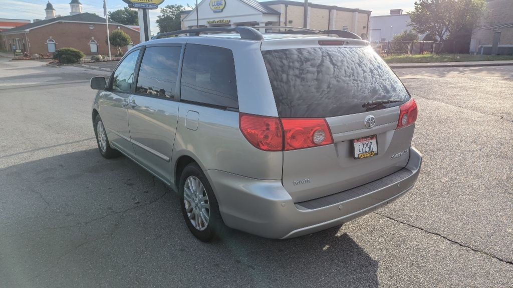 2010 Toyota Sienna Image 4