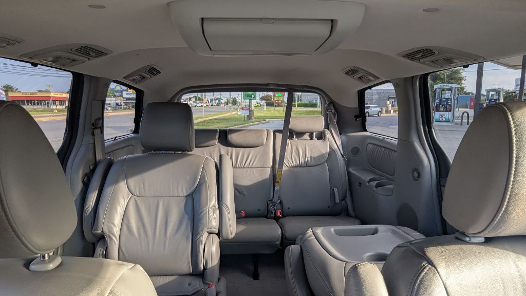 2010 Toyota Sienna Image 8