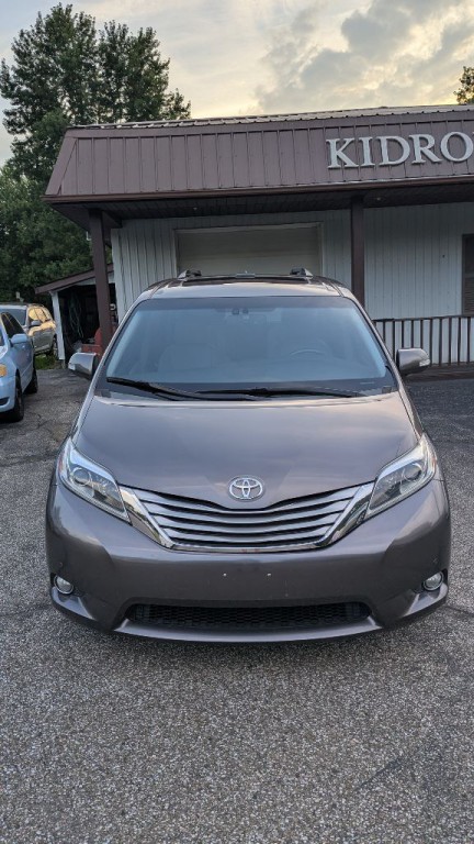 2016 Toyota Sienna Image 2