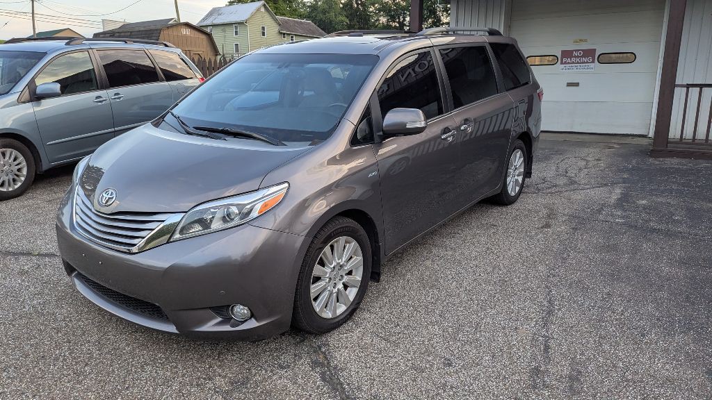 2016 Toyota Sienna Image 3