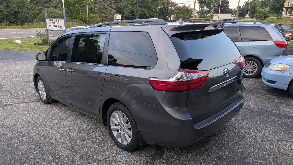 2016 Toyota Sienna Image 5