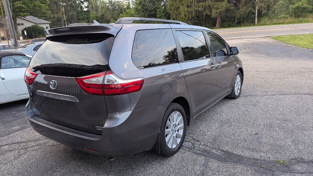 2016 Toyota Sienna Image 7