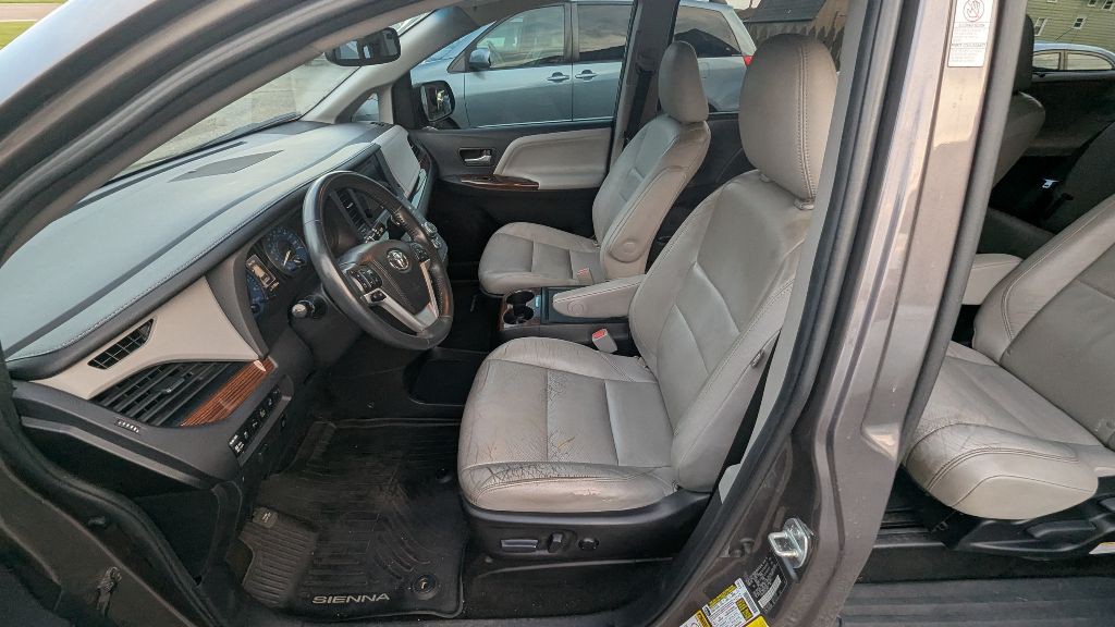 2016 Toyota Sienna Image 13