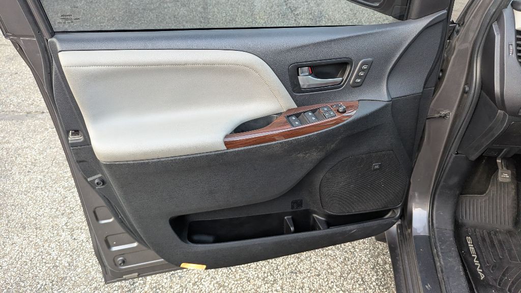 2016 Toyota Sienna Image 15