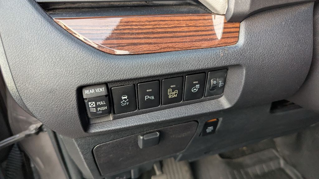 2016 Toyota Sienna Image 16