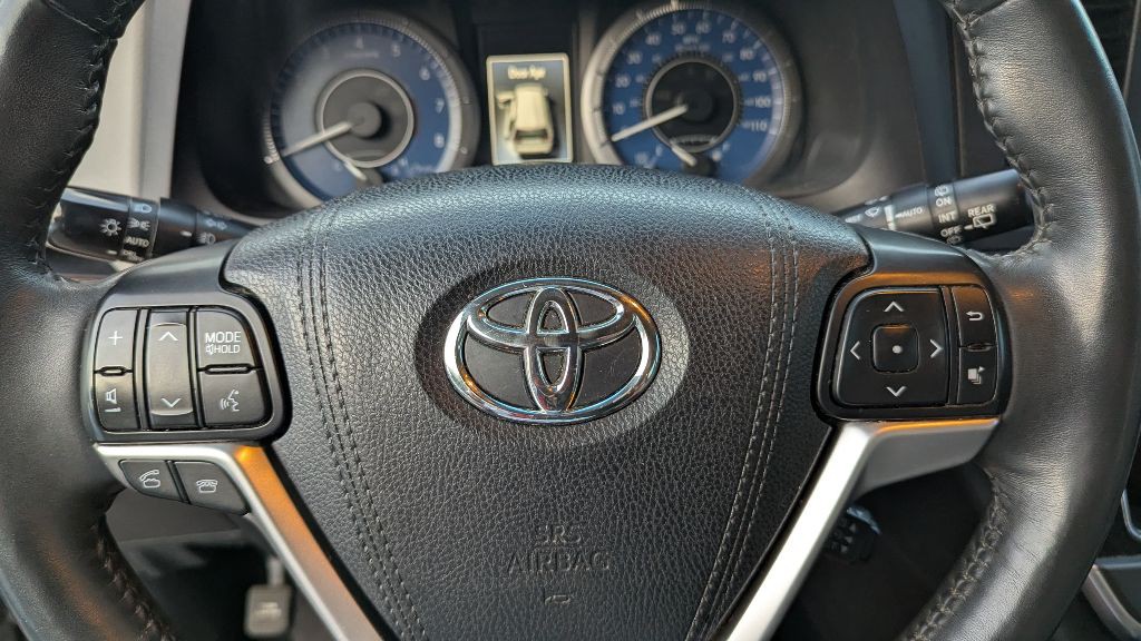 2016 Toyota Sienna Image 17