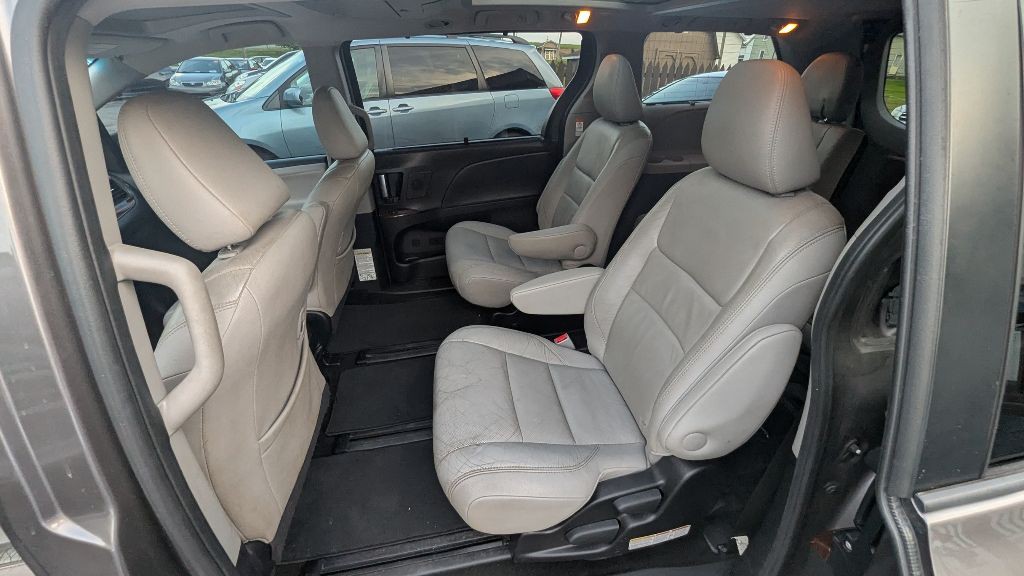2016 Toyota Sienna Image 20