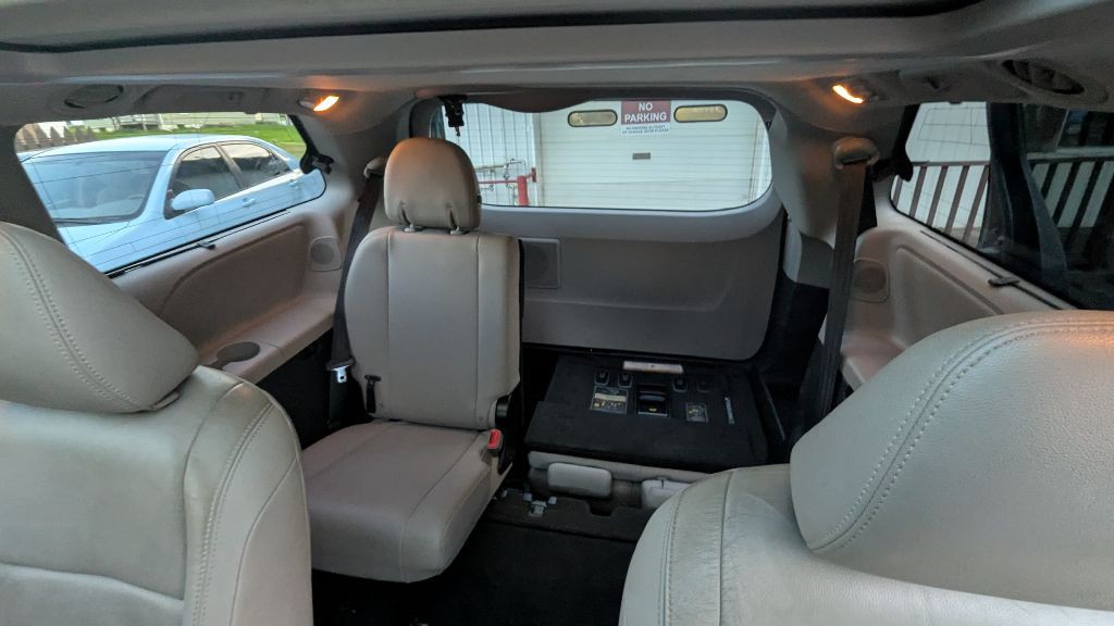 2016 Toyota Sienna Image 22