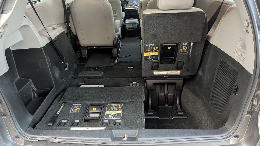 2016 Toyota Sienna Image 30