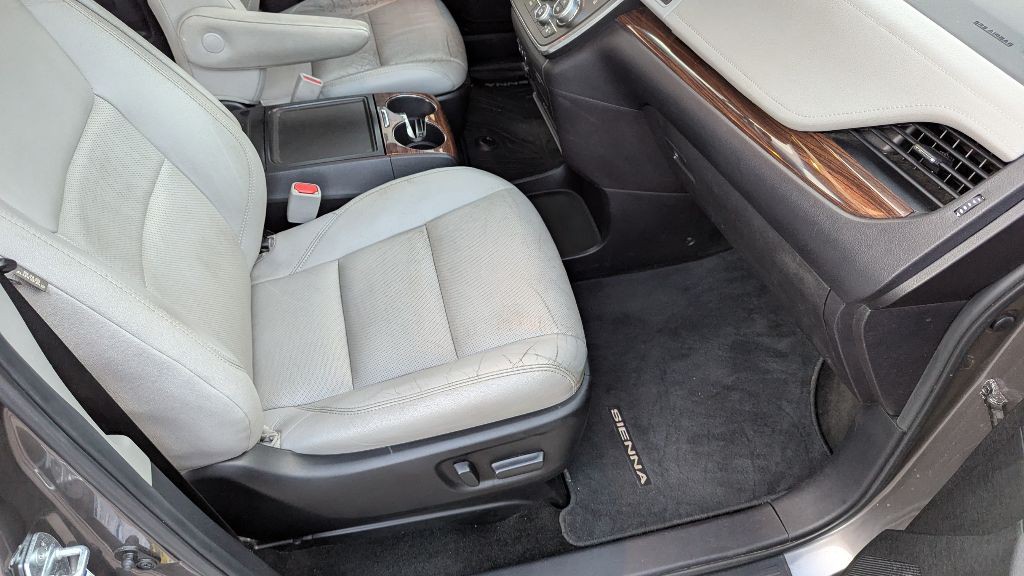 2016 Toyota Sienna Image 32