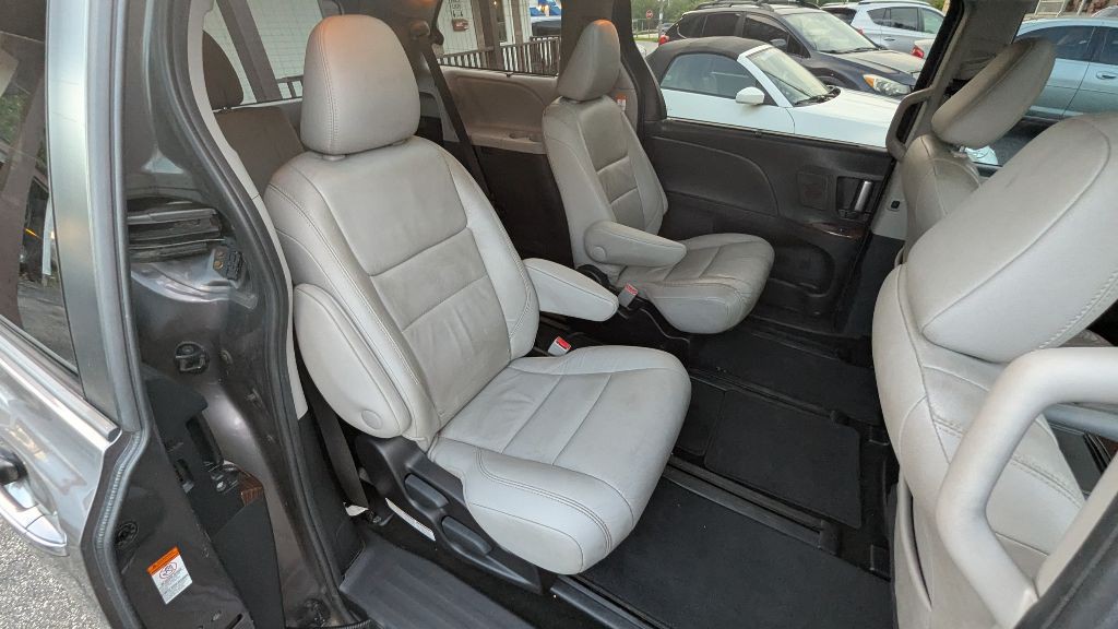 2016 Toyota Sienna Image 33