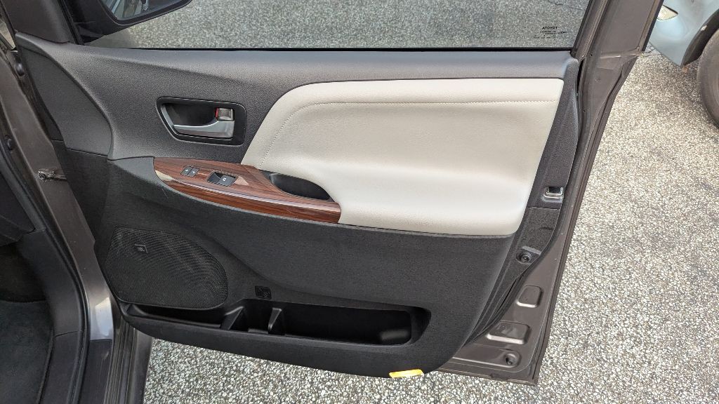 2016 Toyota Sienna Image 34
