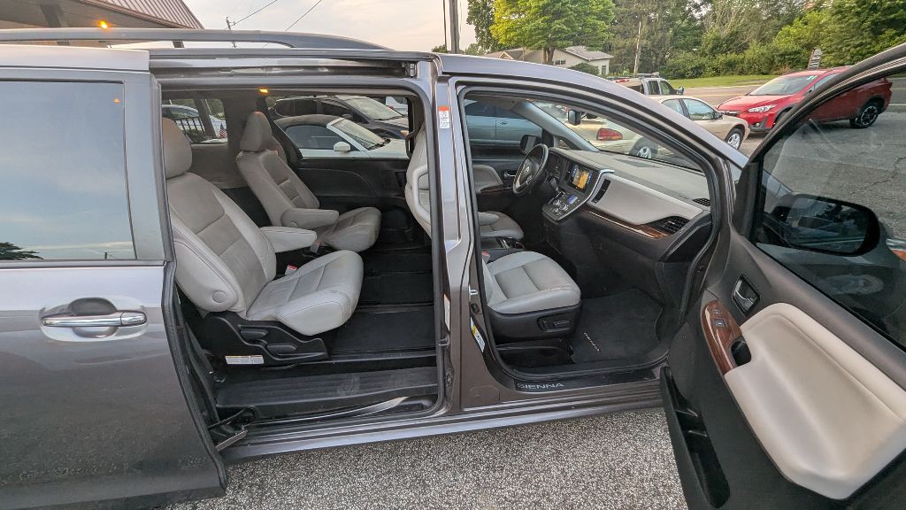 2016 Toyota Sienna Image 35