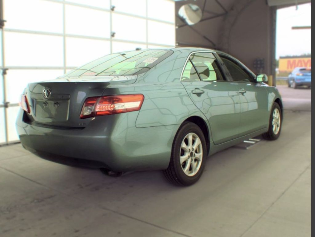 2011 Toyota Camry Image 4