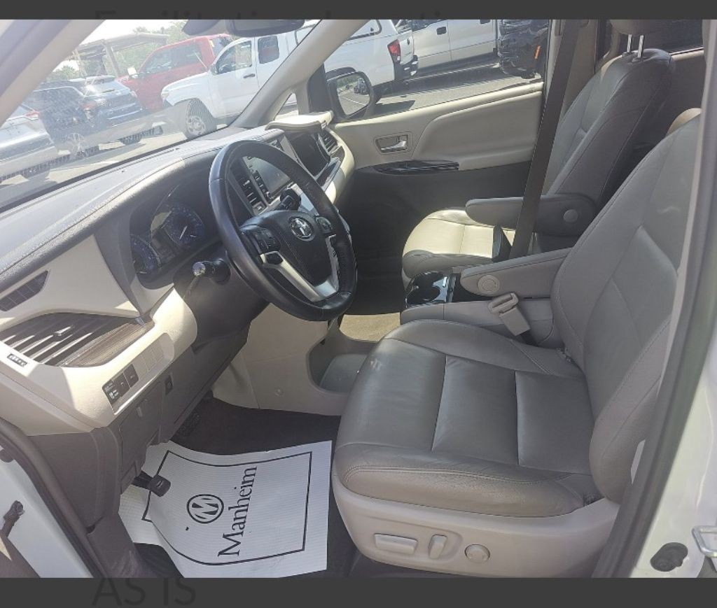 2018 Toyota Sienna Image 2