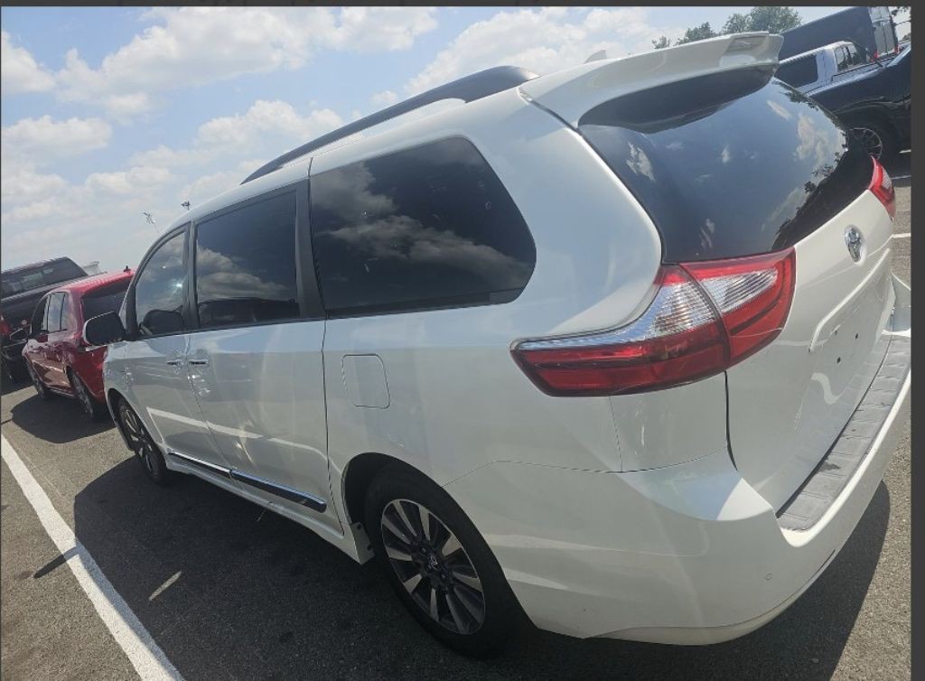 2018 Toyota Sienna Image 3