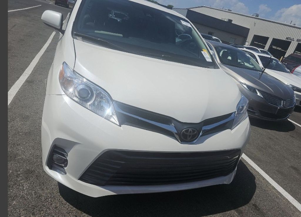 2018 Toyota Sienna Image 8
