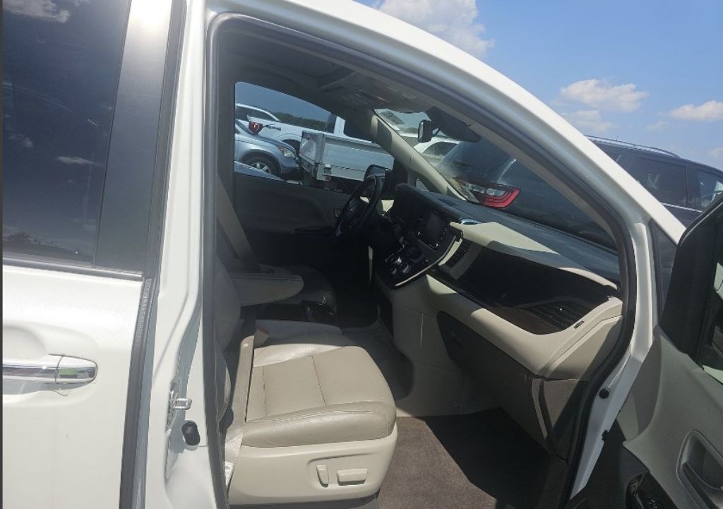 2018 Toyota Sienna Image 9