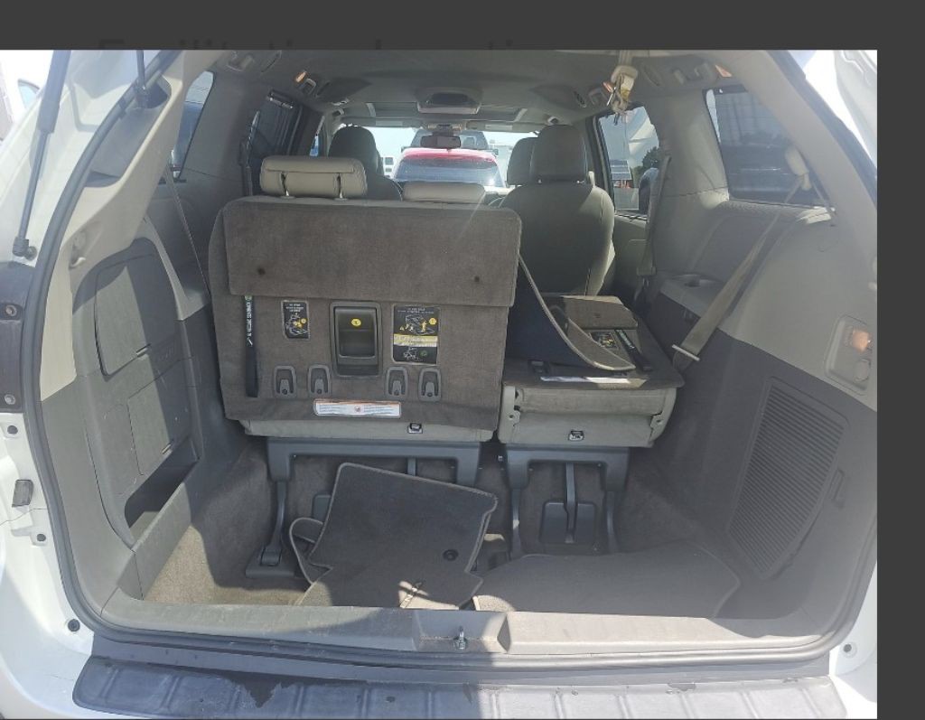 2018 Toyota Sienna Image 7