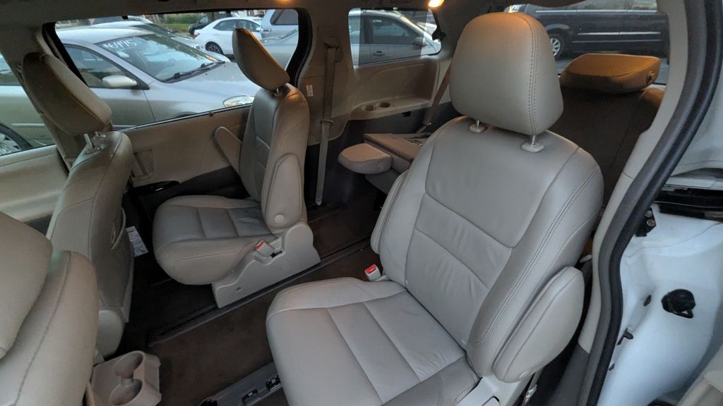 2018 Toyota Sienna Image 19