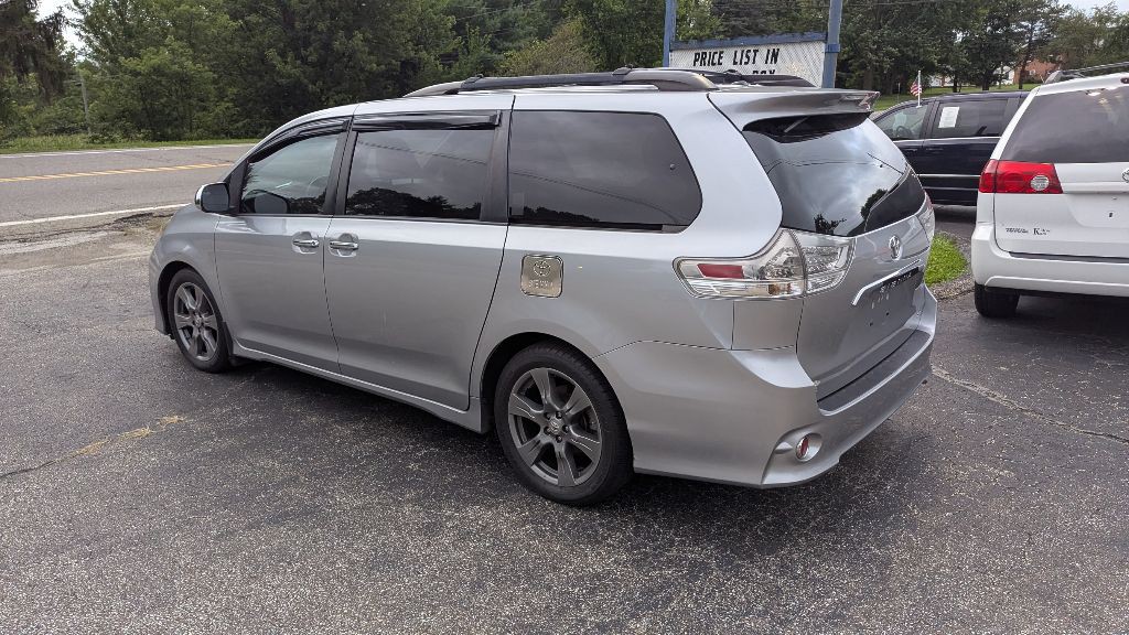 2017 Toyota Sienna Image 2