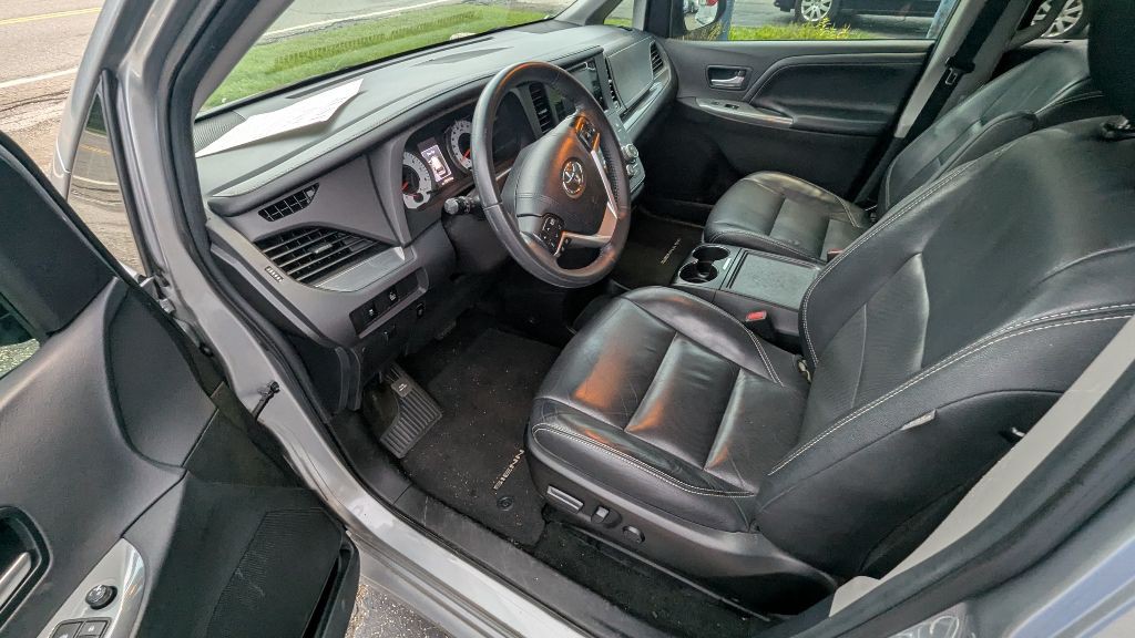 2017 Toyota Sienna Image 3