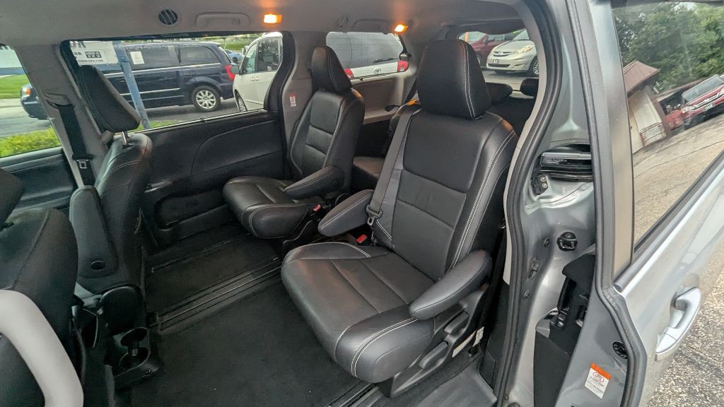 2017 Toyota Sienna Image 5