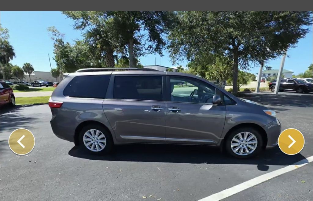 2017 Toyota Sienna Image 2