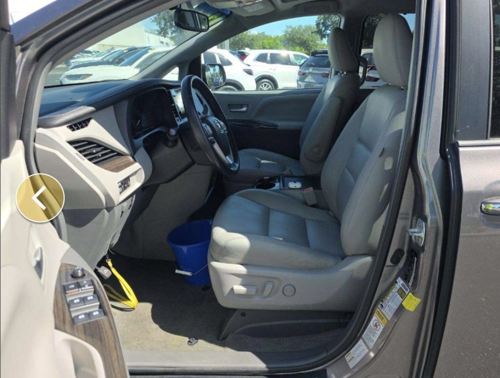 2017 Toyota Sienna Image 5